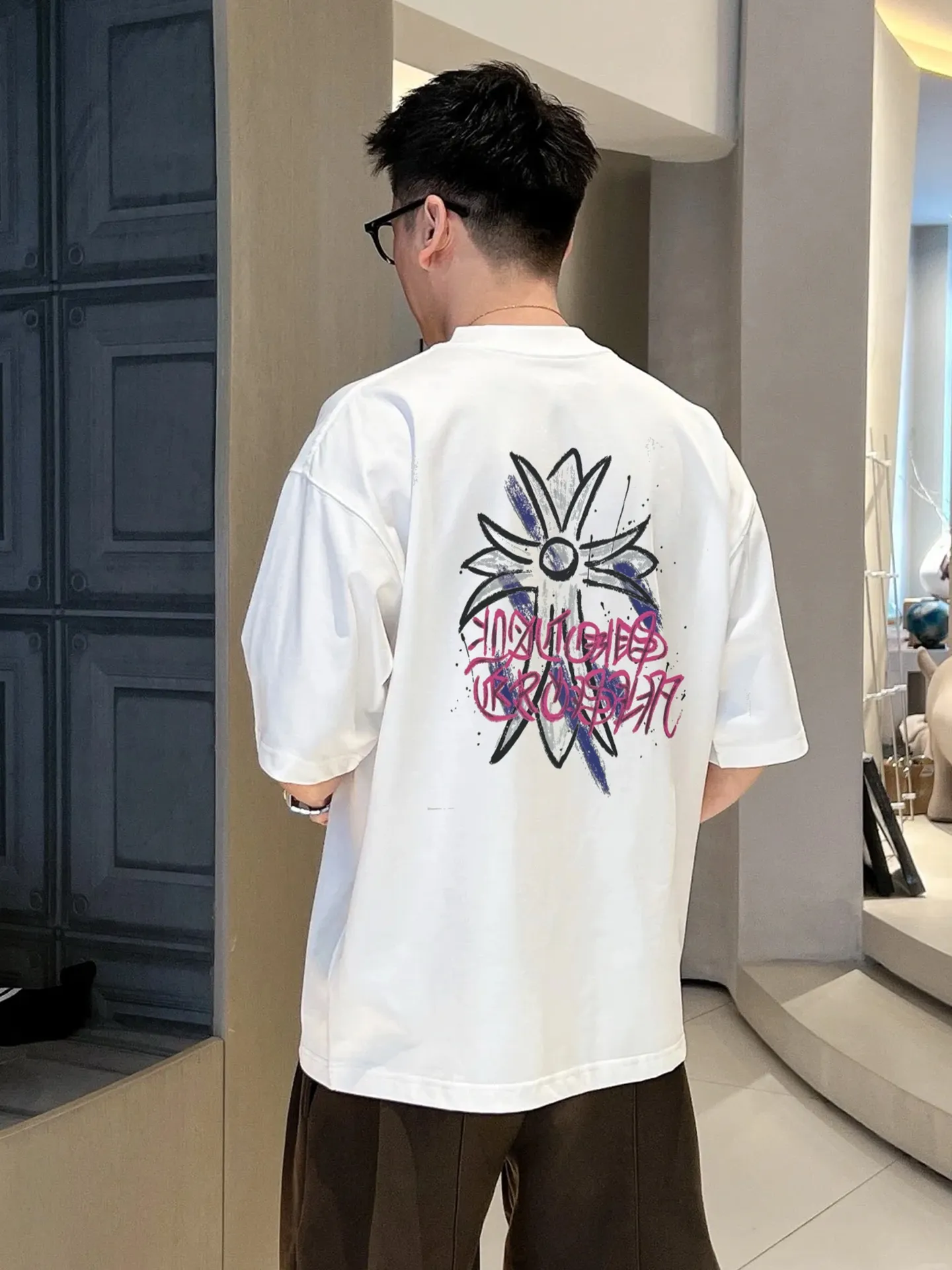 P160 is responsible for top-notch looks! ChromeHearts* Chrome Hearts 25s new T-shirt. Same style for men and women! The classic cross shape is responsible for the good looks. The visual effect of the combination of personalized graphics and letters is quite unique! ! ! The sensory effect presented is naturally explosive... The 250g Solona fabric is selected. It is comfortable and soft. Its delicacy and comfort performance are also inevitable, creating an extraordinary wearing experience! Color: Black. White. Size: S-xXL (L is recommended for 175/145 pounds)